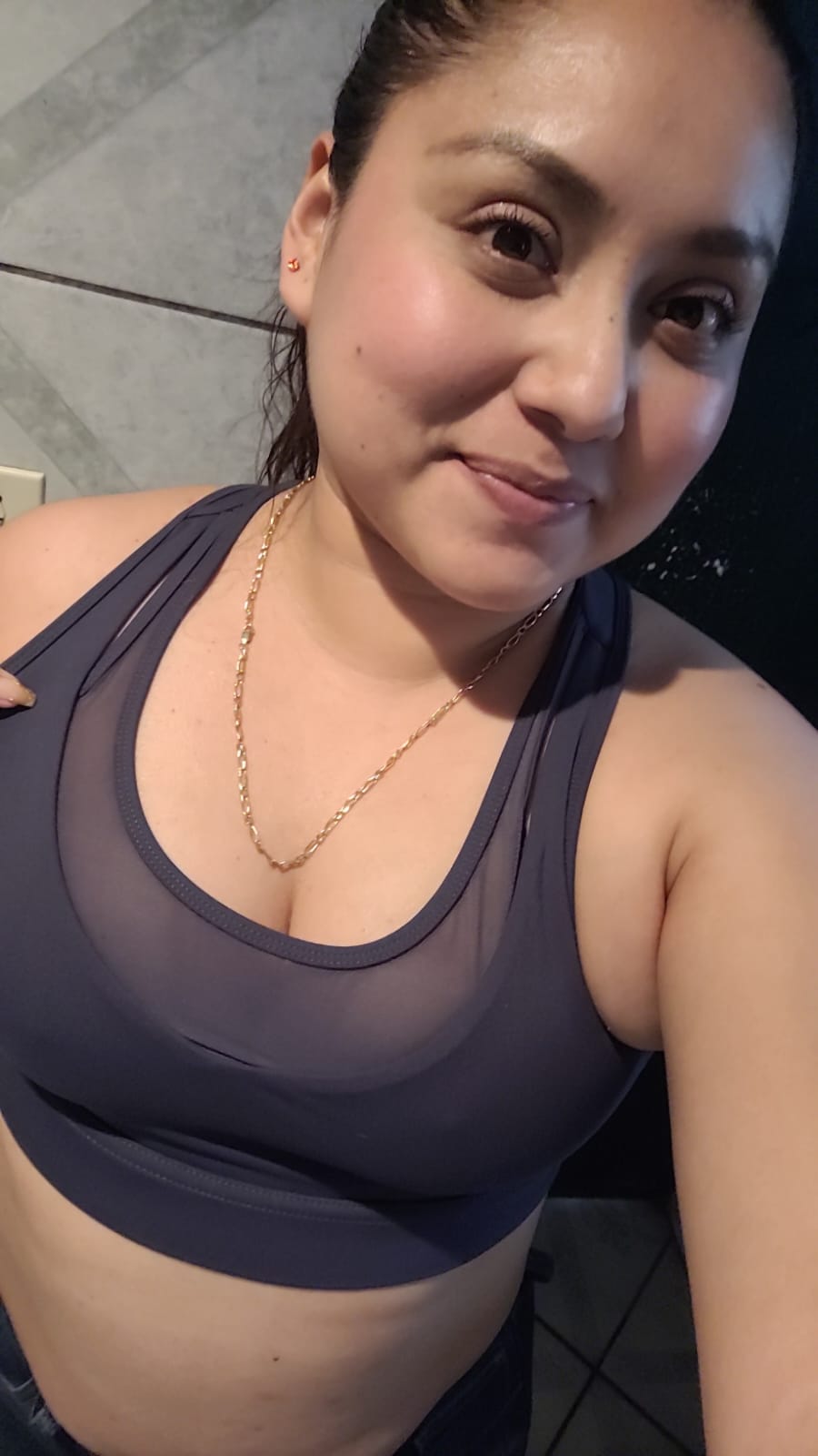 en su casa luciendo bikini