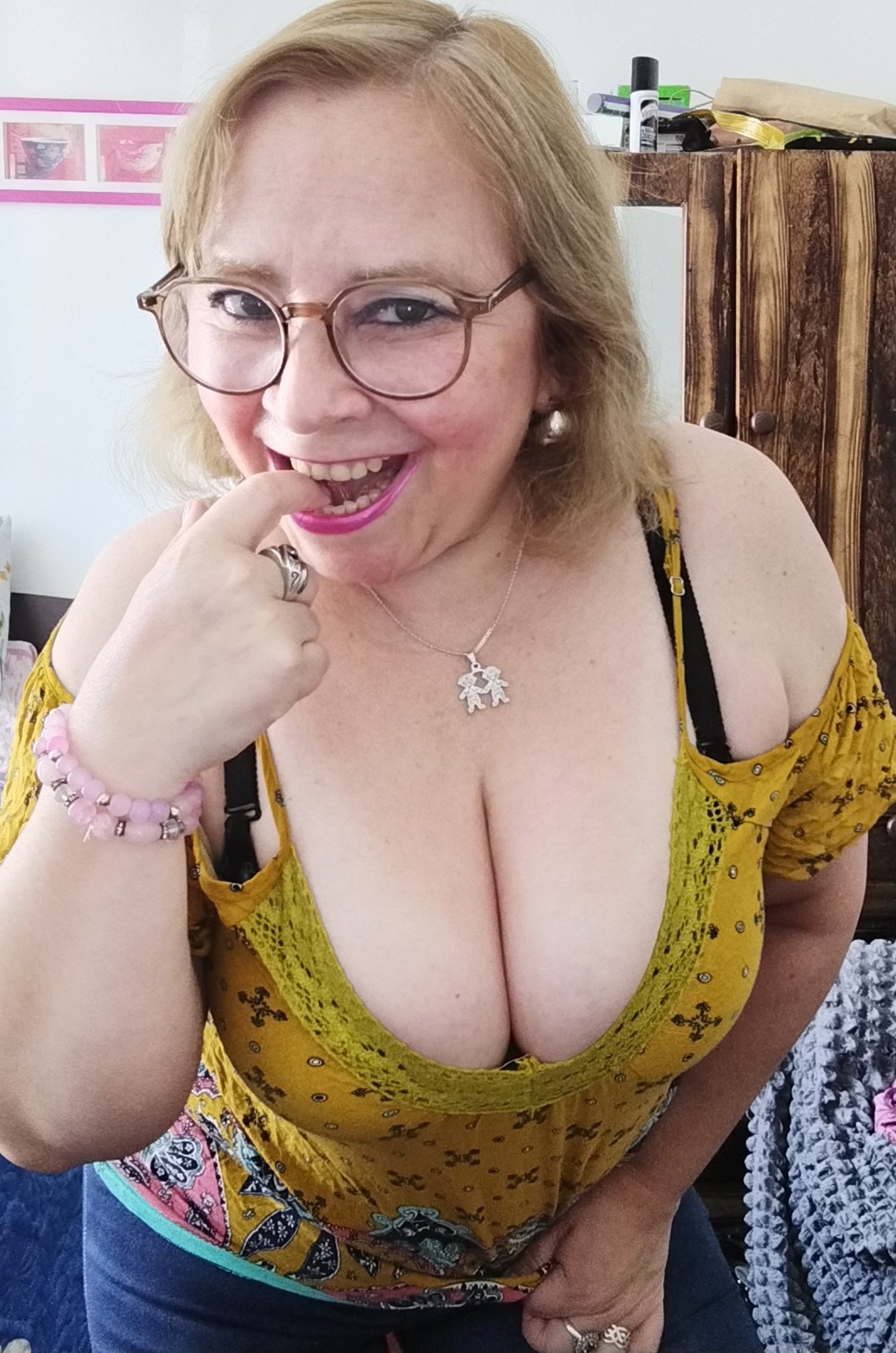 Sara Sanhueza Constanzo - https://www.facebook.com/carmyn.de