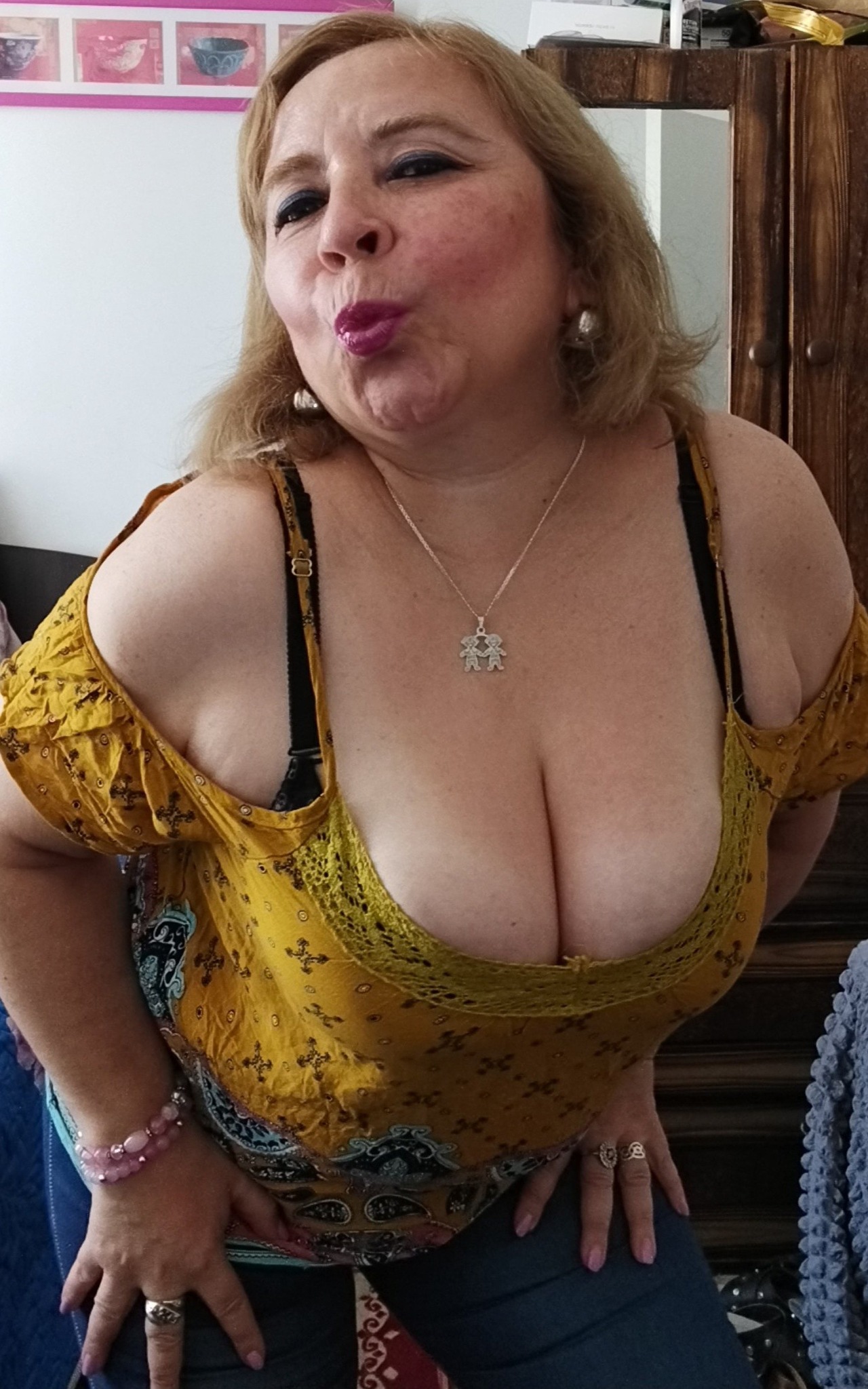 Sara Sanhueza Constanzo - https://www.facebook.com/carmyn.de