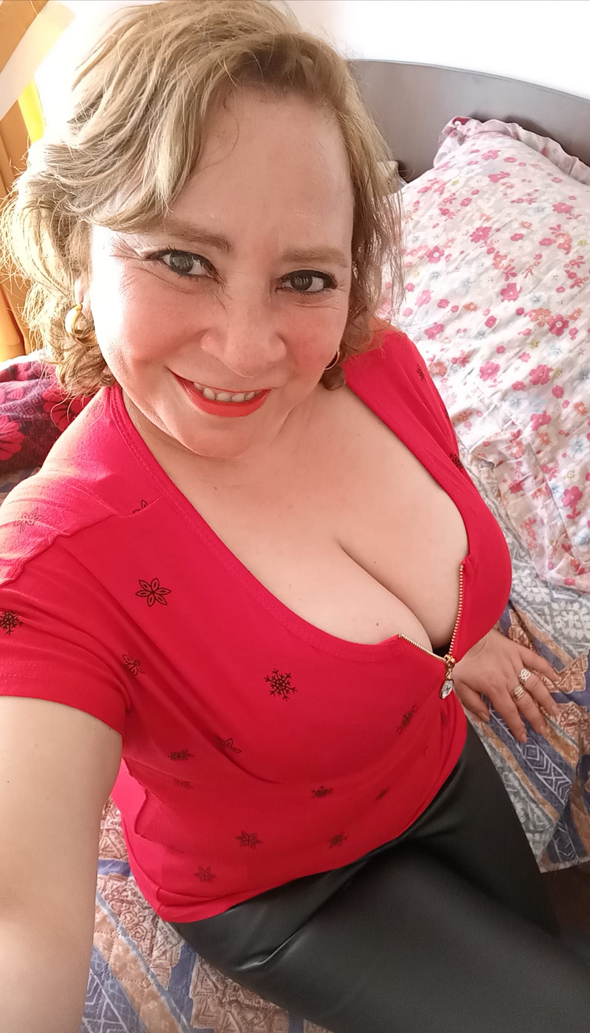 Sara Sanhueza Constanzo - https://www.facebook.com/carmyn.de