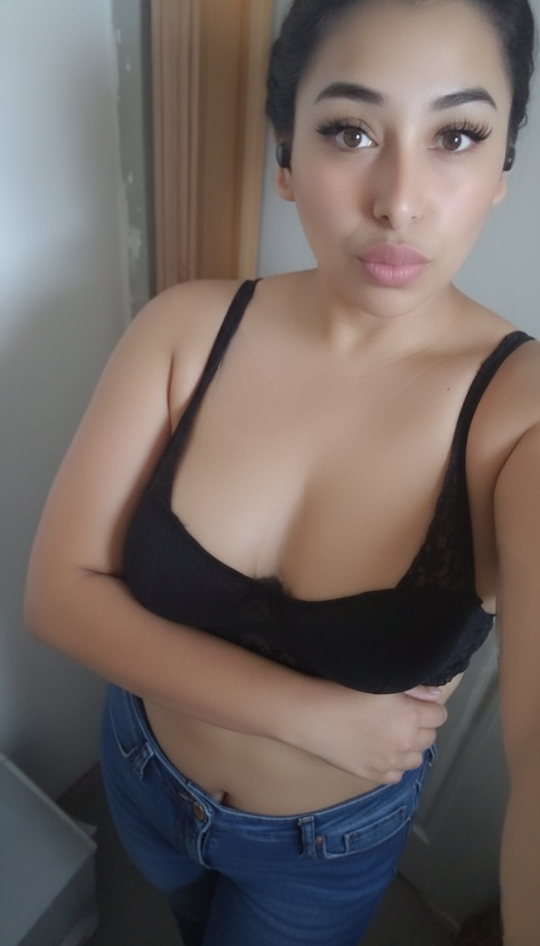 luciendo mini tetas en encaje