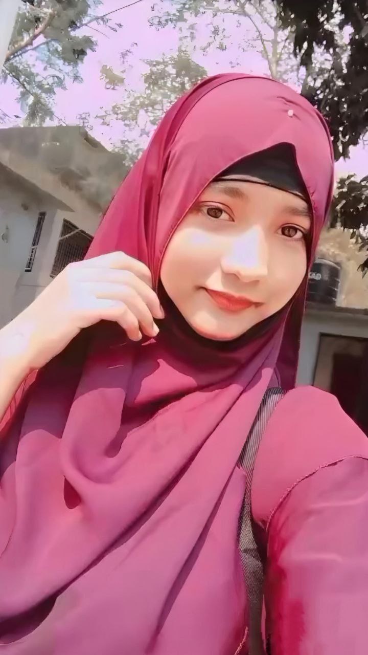 Hot Bangladeshi girl showing her huge boobs