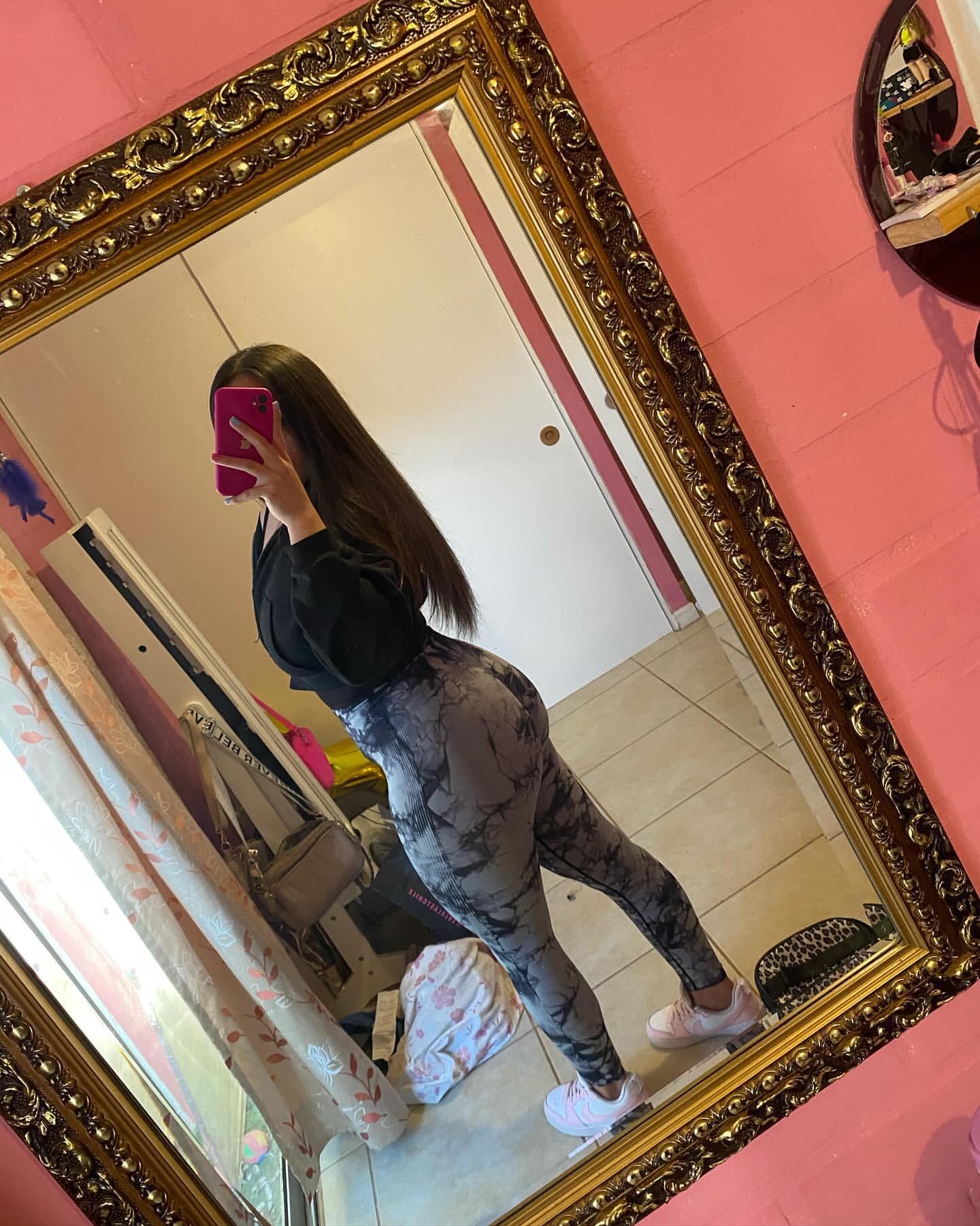 Instagram: daafnee_zf