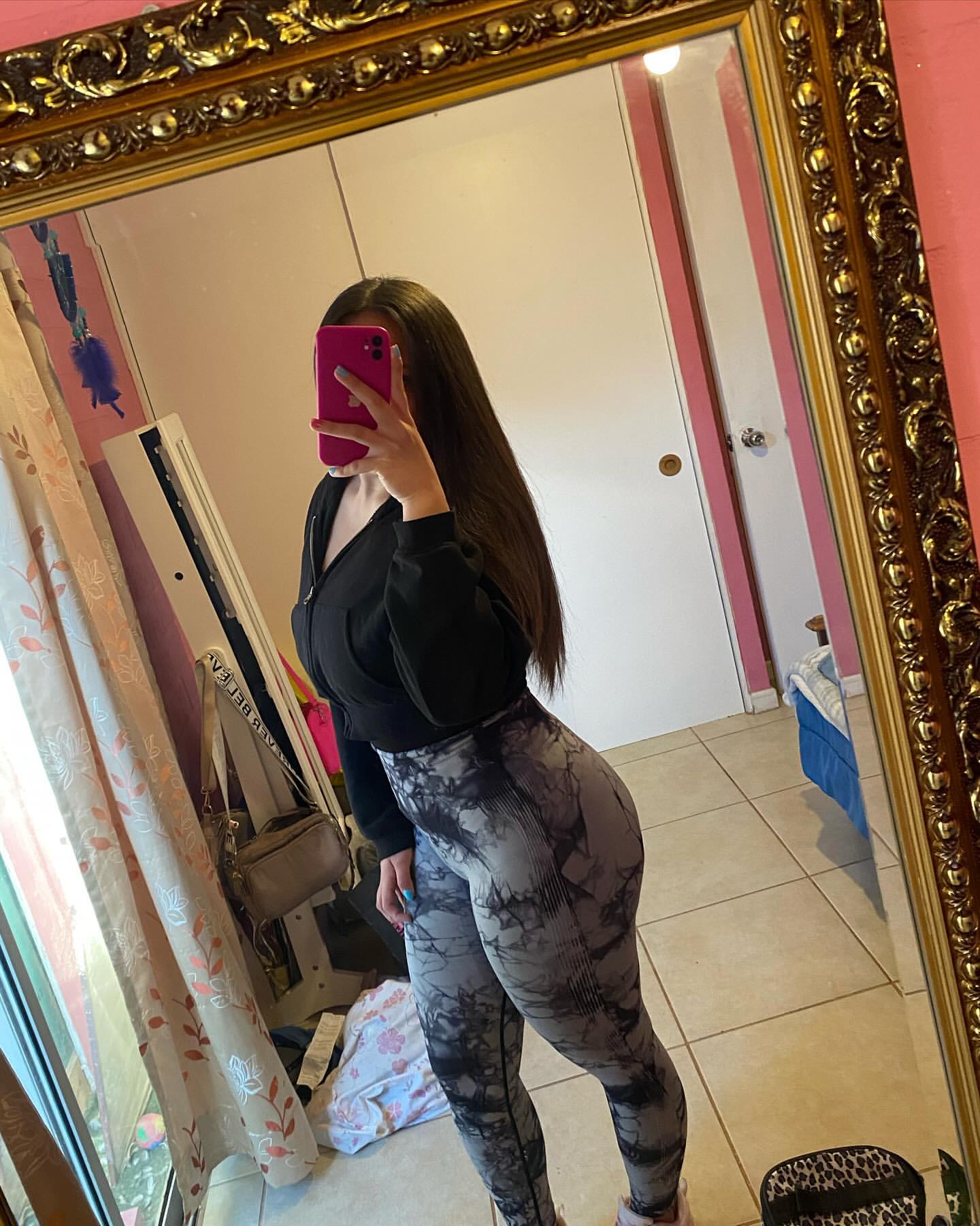 Instagram: daafnee_zf