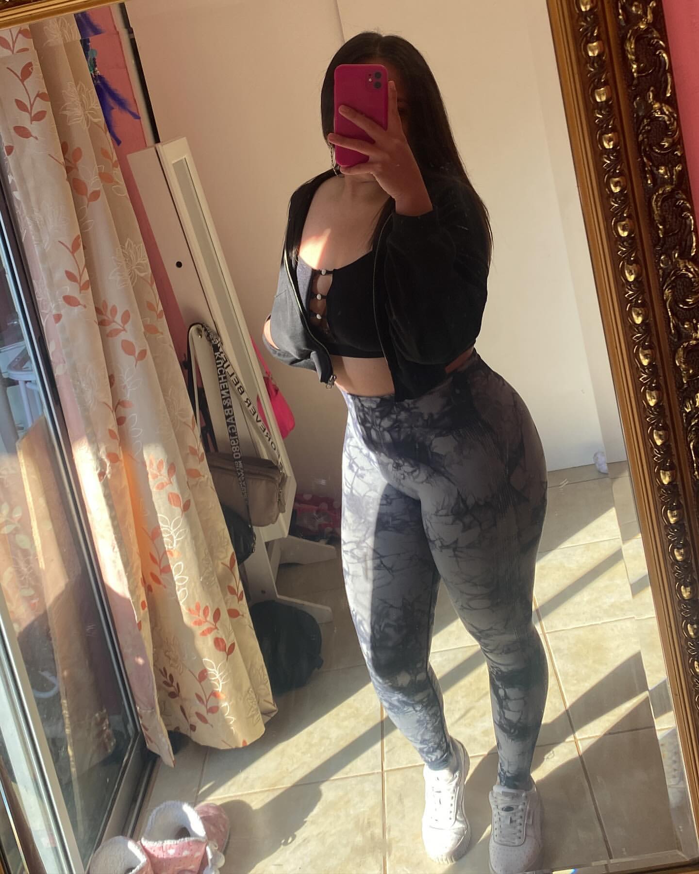 Instagram: daafnee_zf