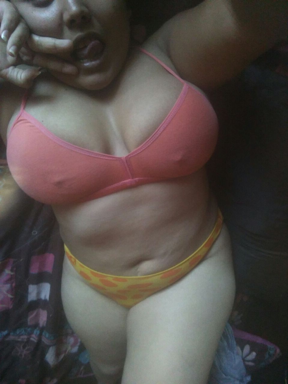 Una gordita tetona clásico bien cachonda