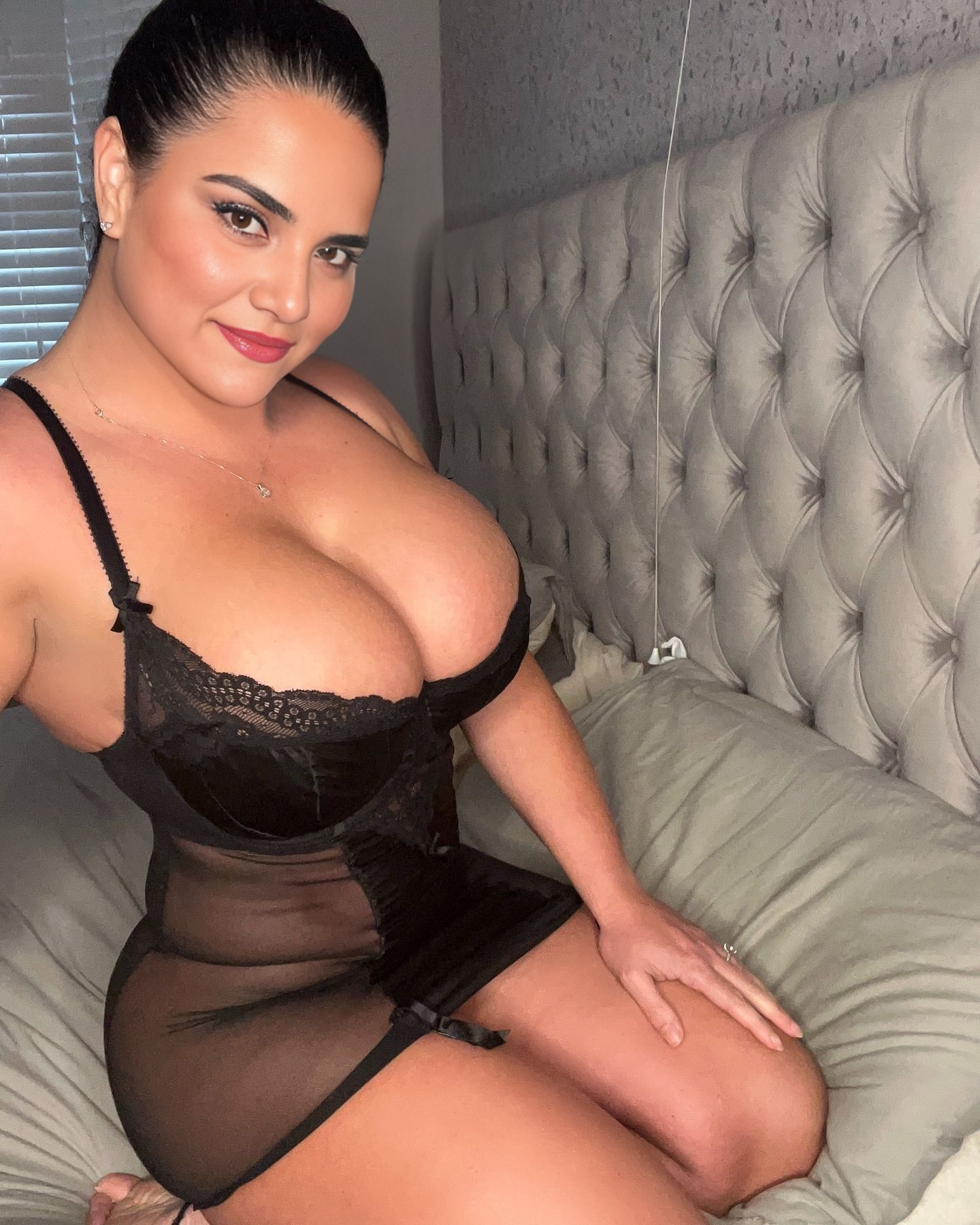 Amarjeet NRI Desi Indian bhabi show her Boobs