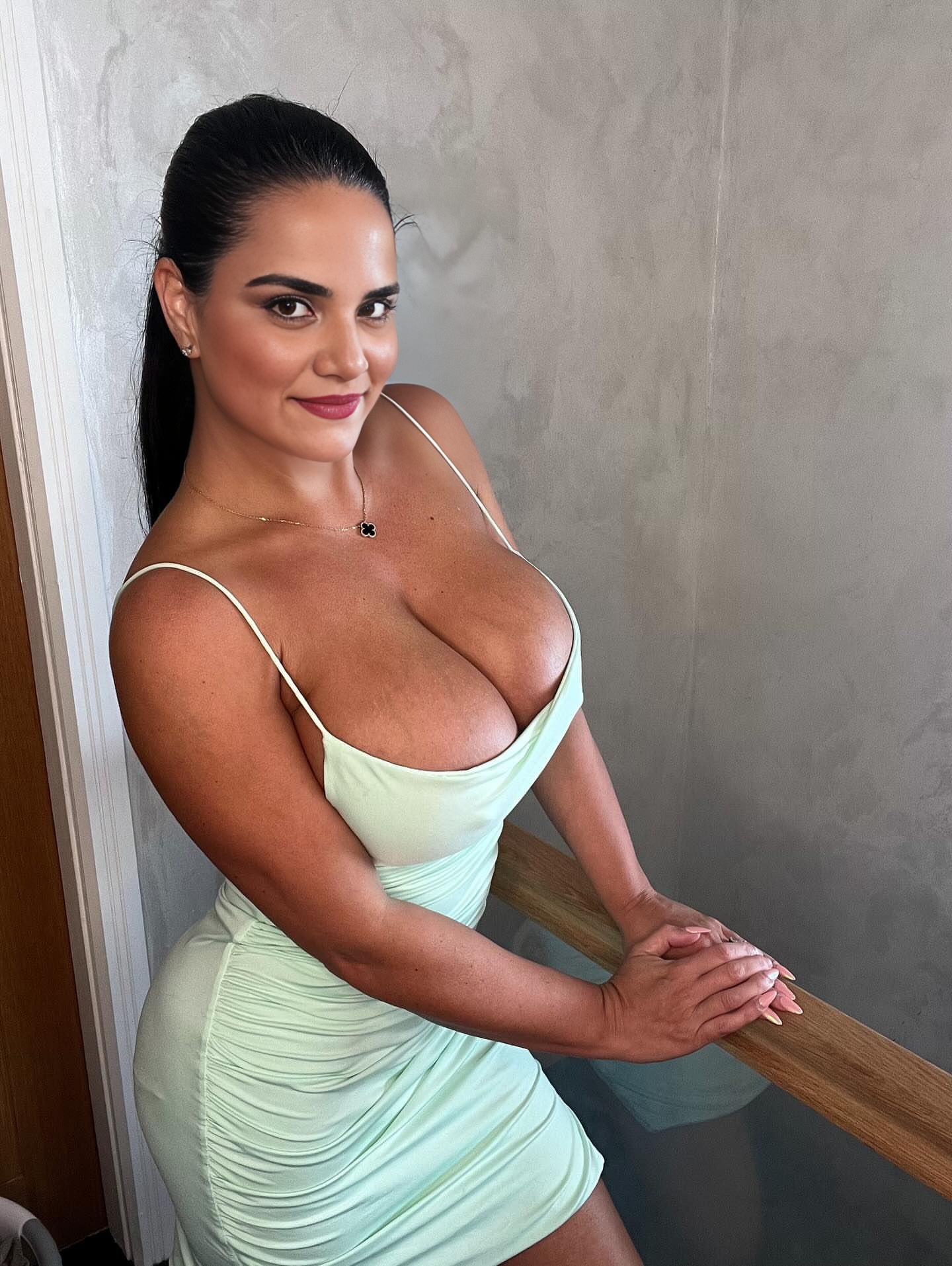 Amarjeet NRI Desi Indian bhabi show her Boobs