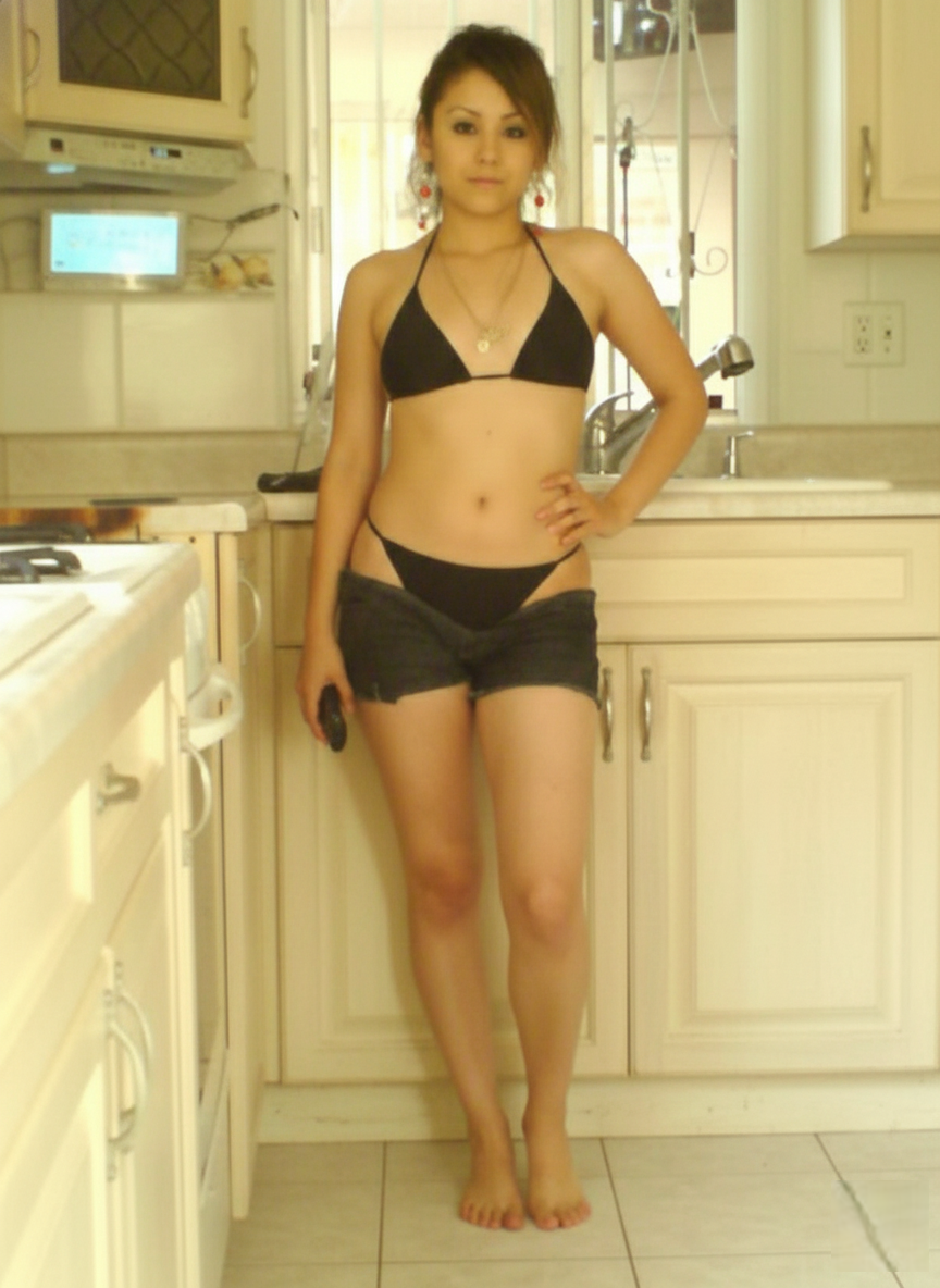 Cachonda en al cocina cuando no esta su mama