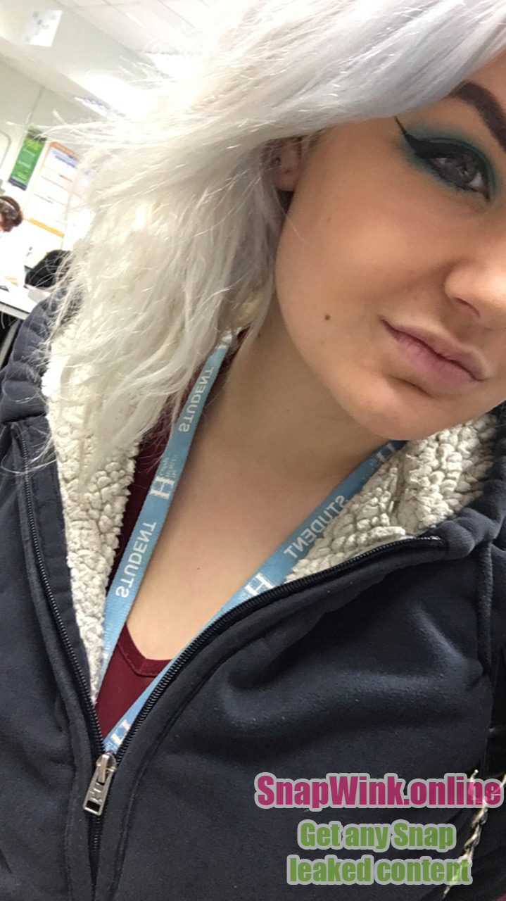 Hot blonde tiktok slut loves to show off