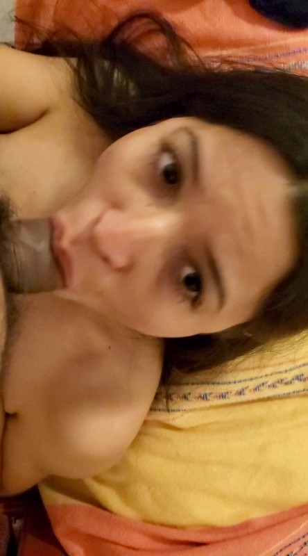 Cam whore Daniela Duran chokes and swallows a thick cock