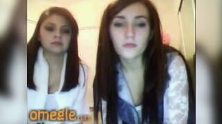 2 Teens Play on Cam