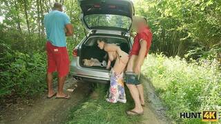 HUNT4K. Coqueta Dama Con Formas Naturales Obtiene Buen Dinero