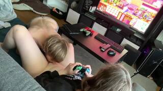 Gameuse Se Fait Lécher La Chatte Pendant Qu'elle Joue à animal Crossing, Il La Baise Ensuite