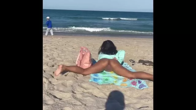 Beach Babe Exhibitionists - Showing Pussy on very Public Beach Exhibitionist Girlfriend - Shooshtime
