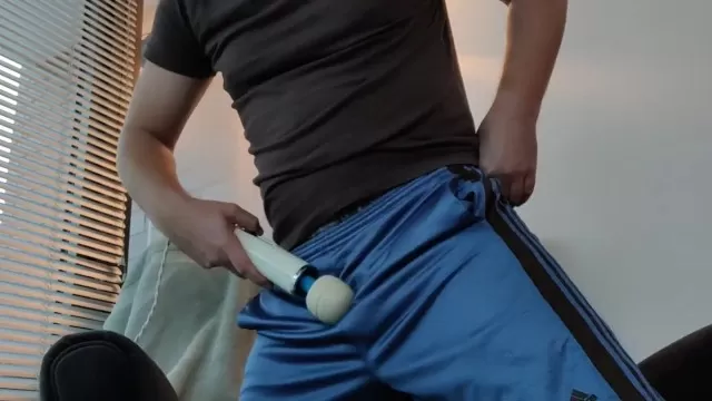 640px x 360px - Guy uses a vibrator on his dick and has great moaning orgasm - Shooshtime