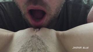 boyfriend eats pussy