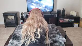 Gamer Girl Wetting Her Leggings