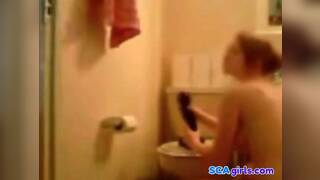 okända kvinnor (nr:002): Hon rider på en stor dildo (låg kvalitet)