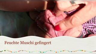 Feuchte Moese im Garten gefingert