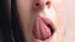 Mollige Brünette melkt Schwanz und isst mit Sperma bedecktes Keks