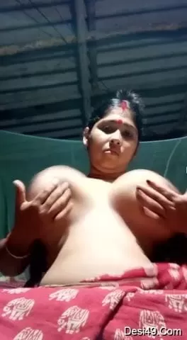 Desi Bengali boudi showing her big boobs part 3