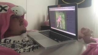 Easter Bunny reacts to Sophie Anderson & Rebecca More on Twitter for Easter