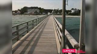 Urlauberin blaest mir einen auf der Seebruecke Scharbeutz