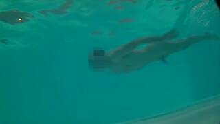 Twink loses trunks in hotel pool and swims naked