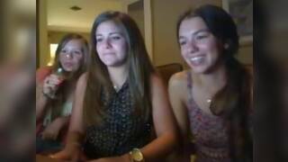 Tres minas divirtiendose por webcam