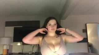 Rileyxriles plays with titties (snapchat@rileyj3903)