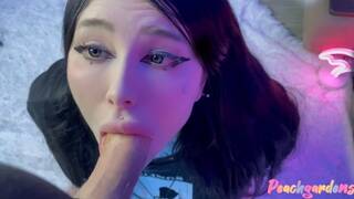 Dybt blowjob fra en sød teenagepige med en ansigtsbehandling