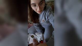 Ragazza giovanissima fa una sega e un pompino al suo ragazzo