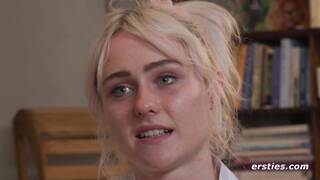 Ersties - Hally tobt sich beim Malen aus