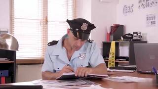 丰满的警察局长安吉尔·威基让他的大鸡巴得到满足