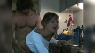 Facecam-Bild eines stehenden Hundes in der Küche