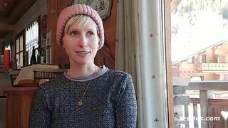 Ersties - Heiße Schneewanderung mit Analplug und Squirting-Höhepunkt