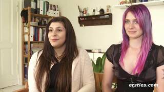 Ersties - Maria M. und Julie haben Spaß mit Öl und intensivem Fingerspiel