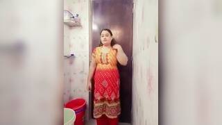 Cute bbw showing nude in bathroom