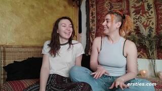 Ersties - Zora und Innana bringen sich gegenseitig zum Squirten