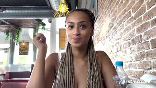 Ersties - Heißer Ausflug in ein Schnellrestaurant mit Exhibitionistin Naomi