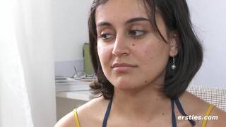 Ersties - Sexuell offene Jasmina verwöhnt ihre hübsche Muschi