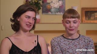 Ersties - Emma K und Amanita haben Spaß mit Strap-on in Doggy-Stellung