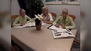 Twins in lez threeway eat out pussy