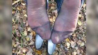 Sperma auf den Nylonsohlen der deutschen MILF