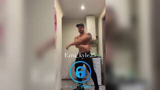 Onlyfans star Ezra_kyle25 gives blowjob to straight muscle stud