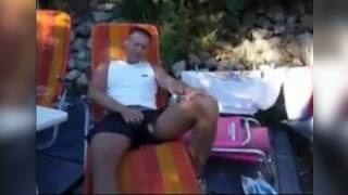 Geile blonde Milf fickt im Zelt