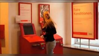 Blonde deutsche Schlampe wird von einem Streber gefickt