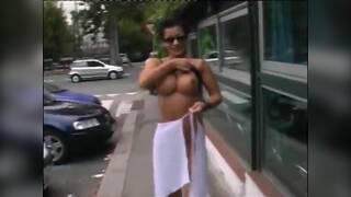 Due troie a Torino spompinano per strada