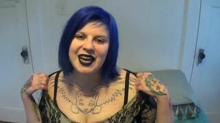 Tattooed Cam Girl With Big Ass And Tits Plays With Her Pussy